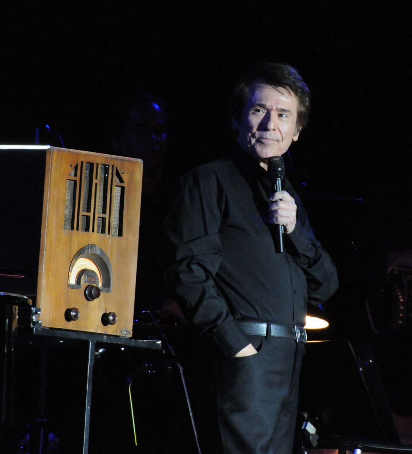 El cantante Raphael, de Linares, con un micrófono durante un concierto