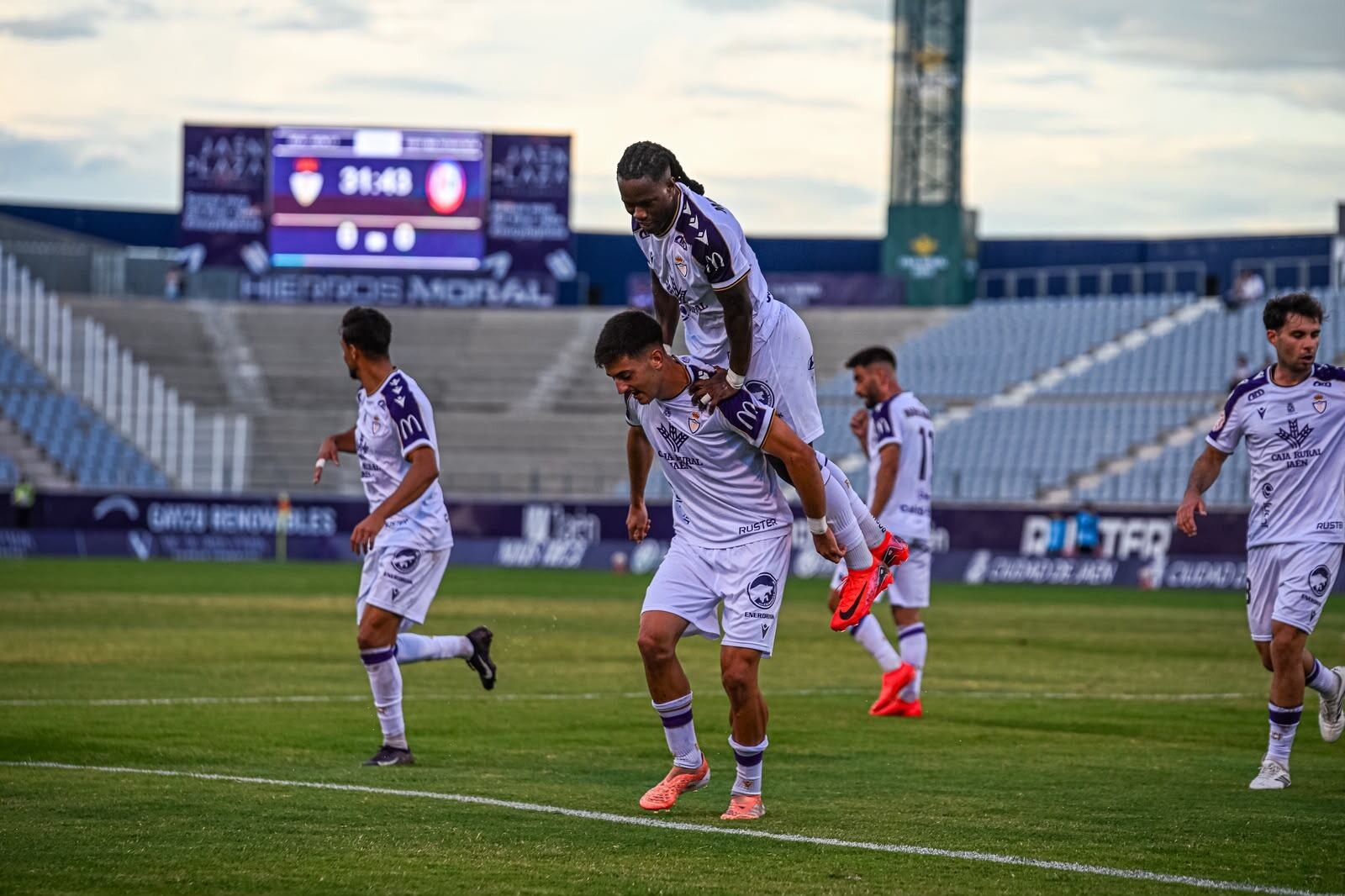 Keita y David Serrano celebran el gol del Real Jaén ante el Rayo Majadahonda en La Victoria