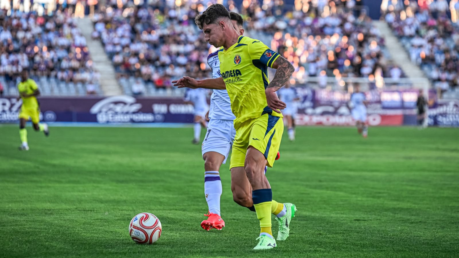 Jugadores del Villarreal B y el Real Jaén disputan el balón en La Victoria