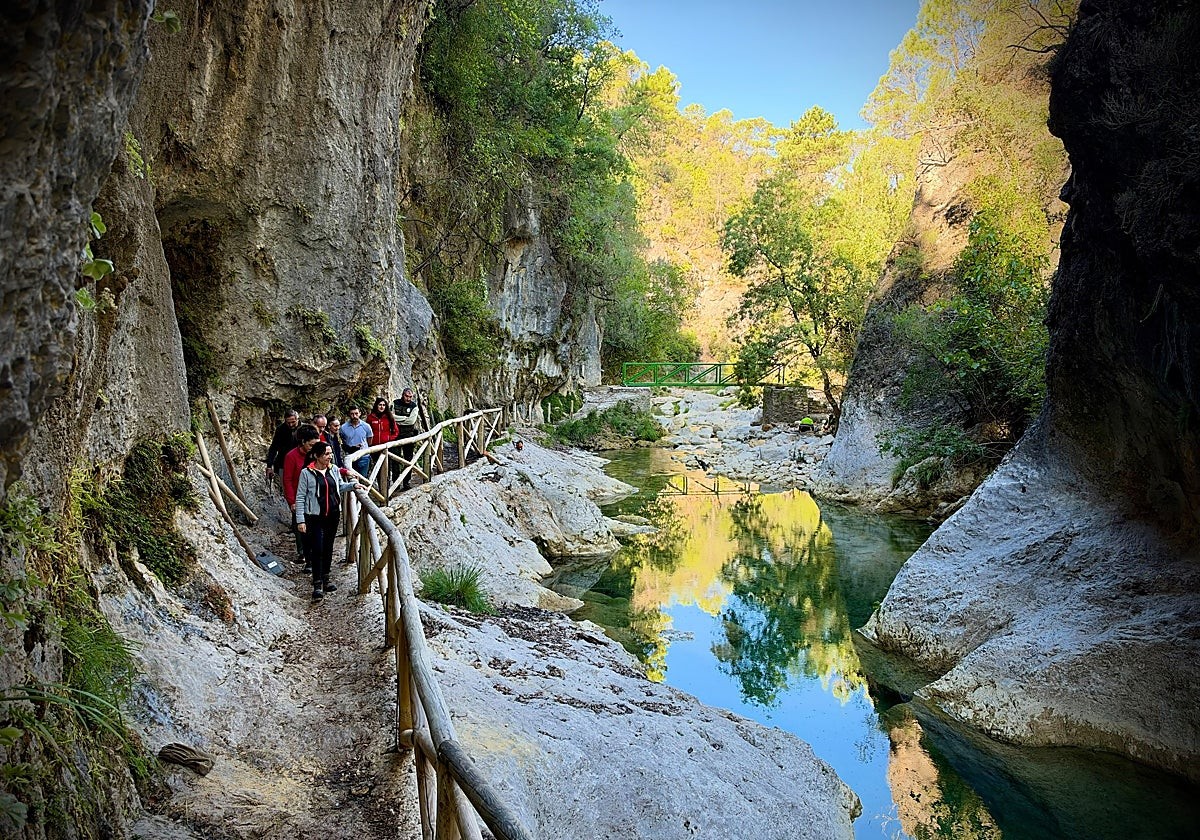 Senderistas en la ruta del río Borosa junto al río, en la Sierra de Cazorla