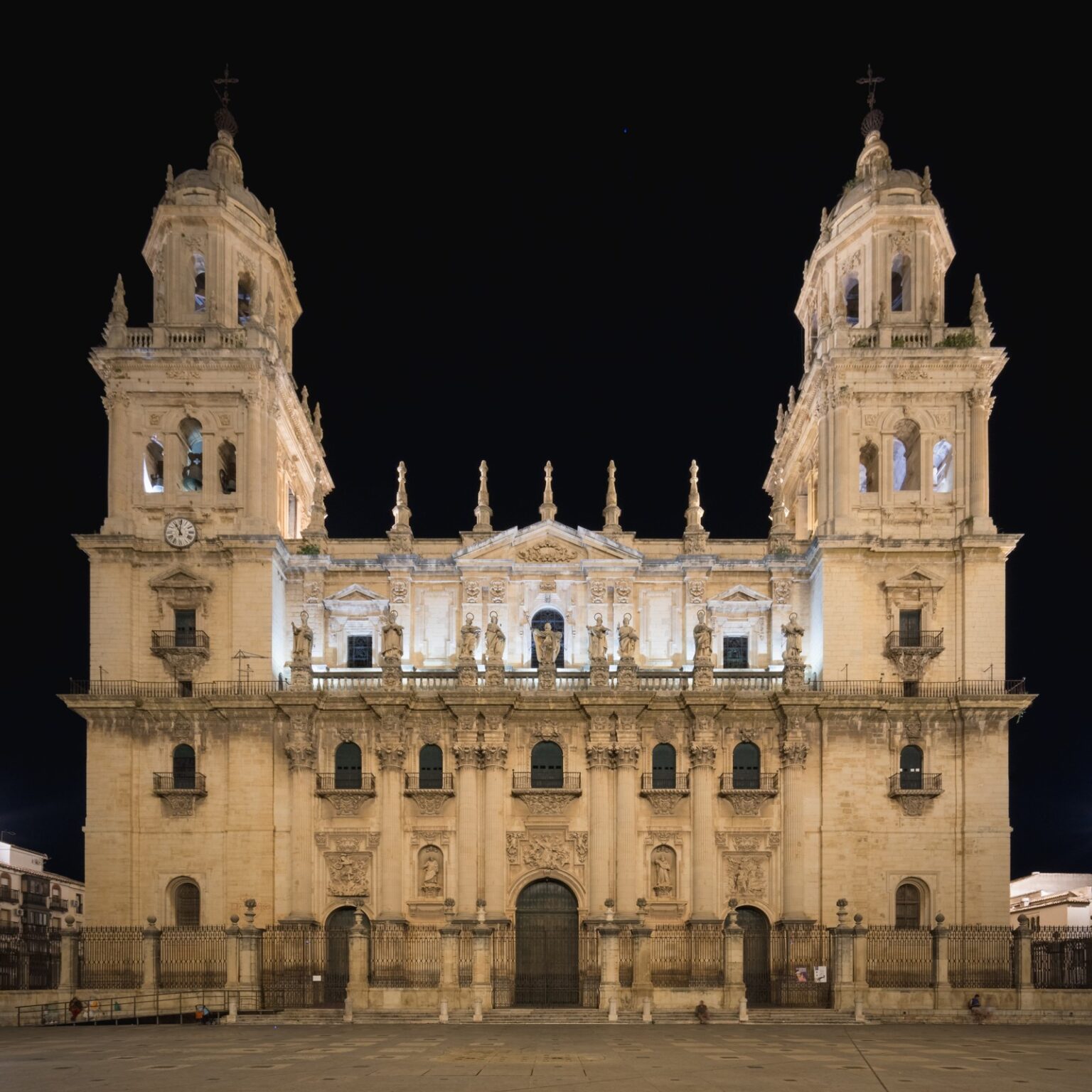 Fachada de la Catedral de Jaén iluminada de noche