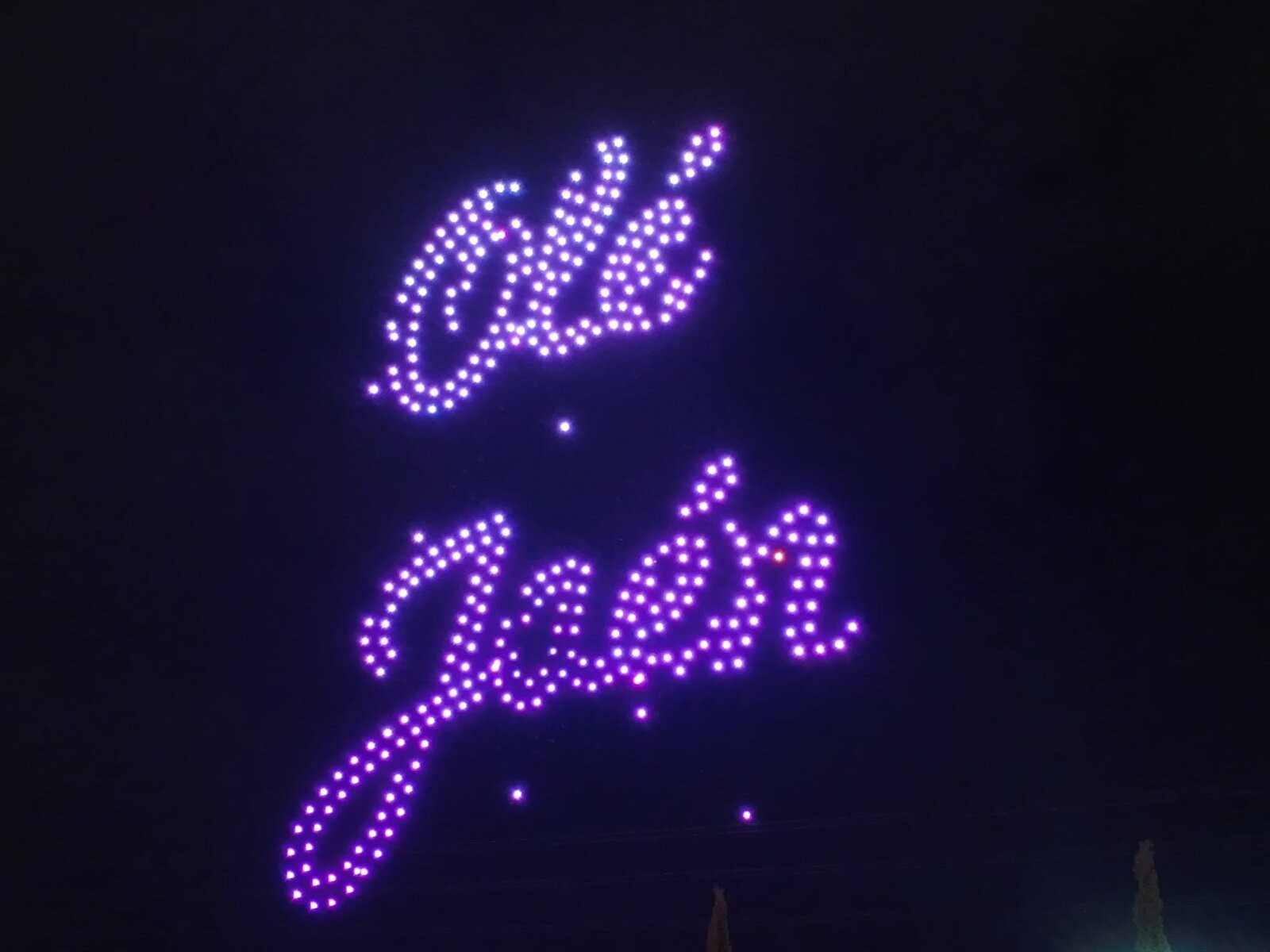 Drones formando letras de luz en el cielo de Jaén en el cierre de la Feria de San Lucas