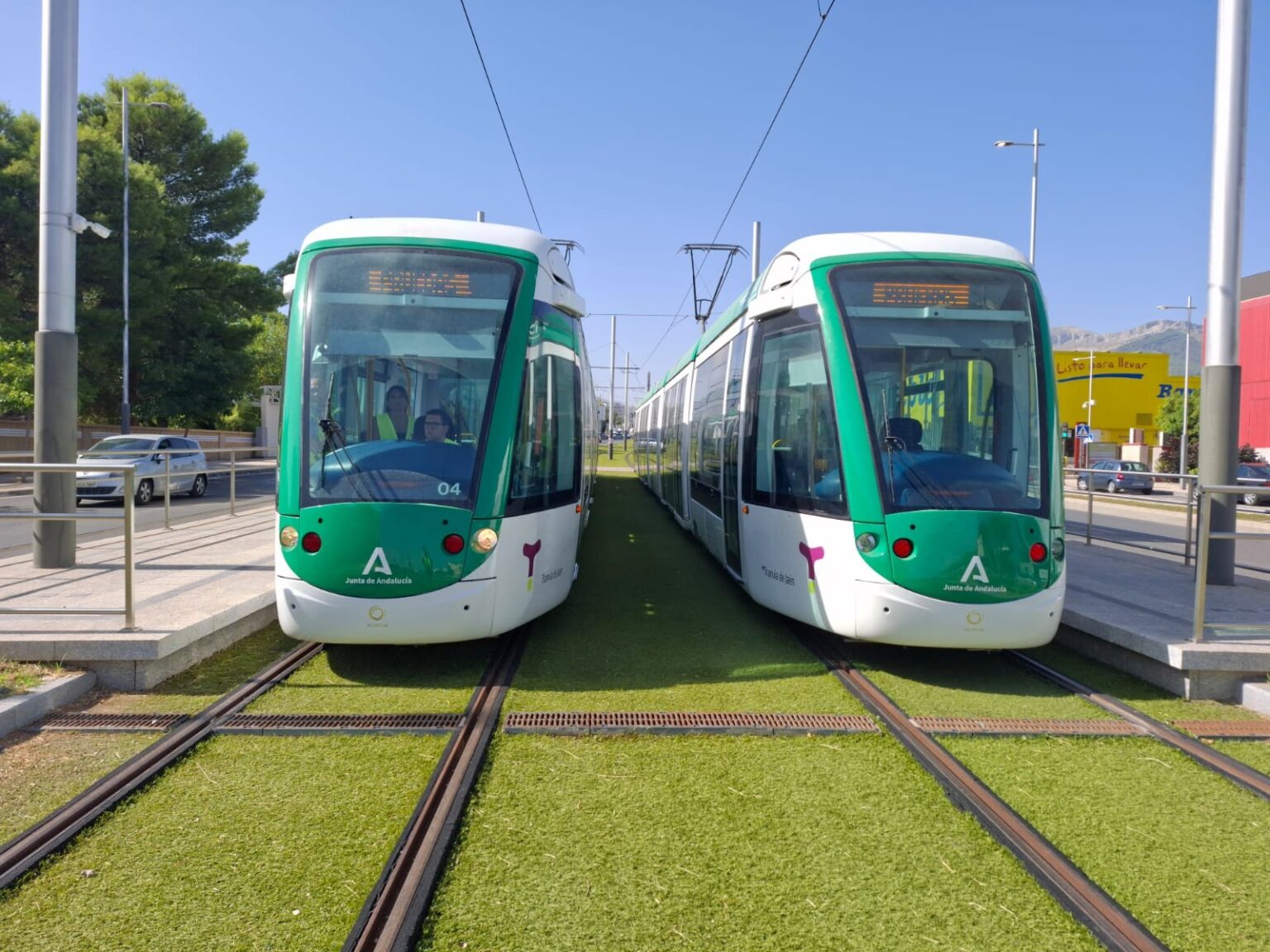 Dos unidades del tranvía de Jaén en una parada durante las pruebas de circulación