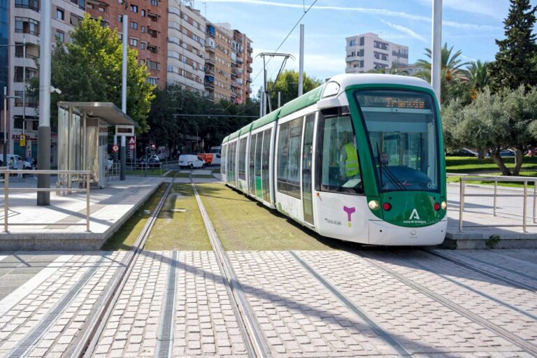 Tranvía de Jaén: desfibriladores en sus diez paradas para un «pasillo cardiosaludable»