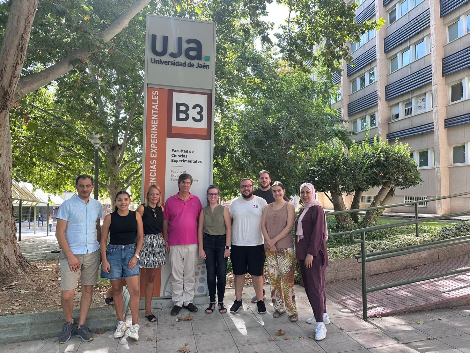 Equipo de investigación de la Universidad de Jaén junto al edificio de Ciencias Experimentales
