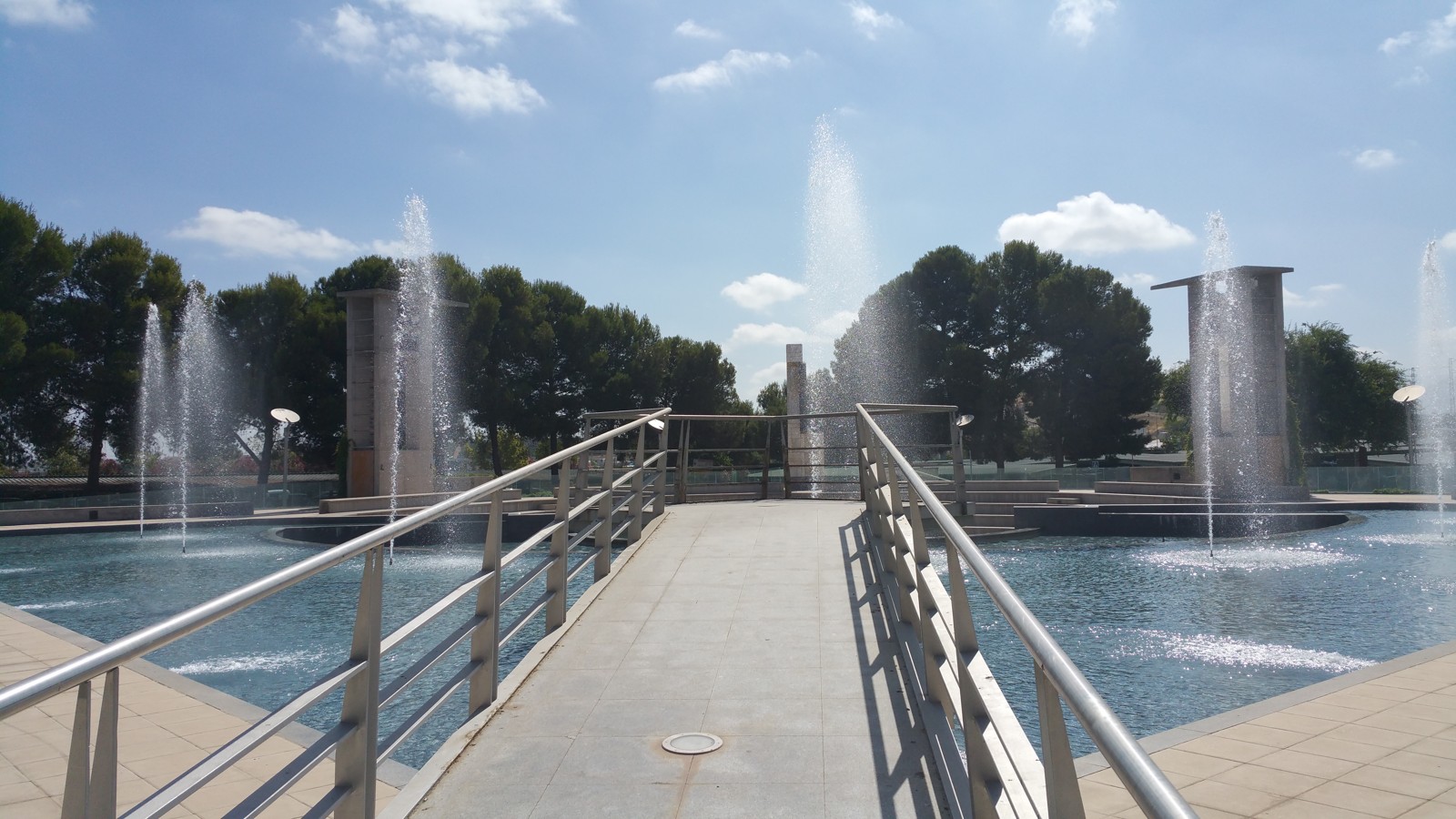 Fuente de la plaza de los Pueblos en el campus de Las Lagunillas de la Universidad de Jaén