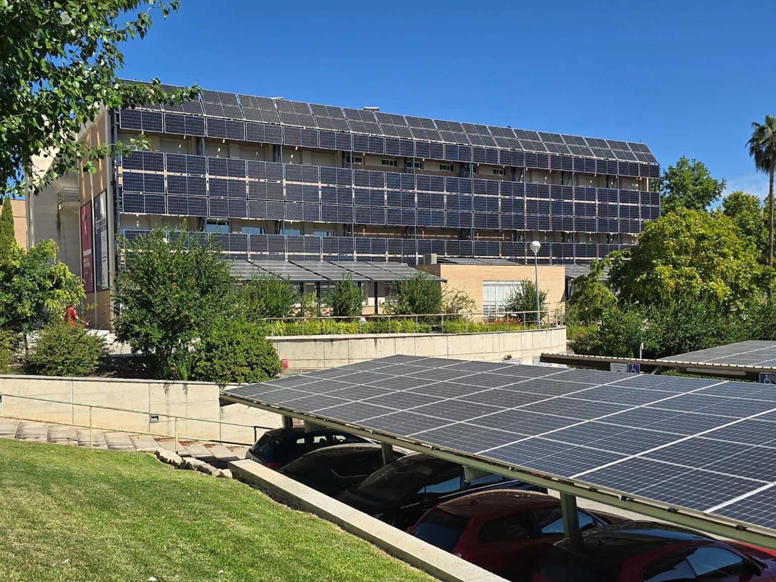 Edificio del campus de Las Lagunillas de la Universidad de Jaén cubierto de placas solares