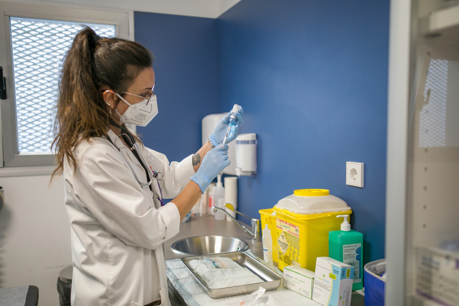 Sanitaria prepara una dosis de la vacuna de la gripe en un centro de salud