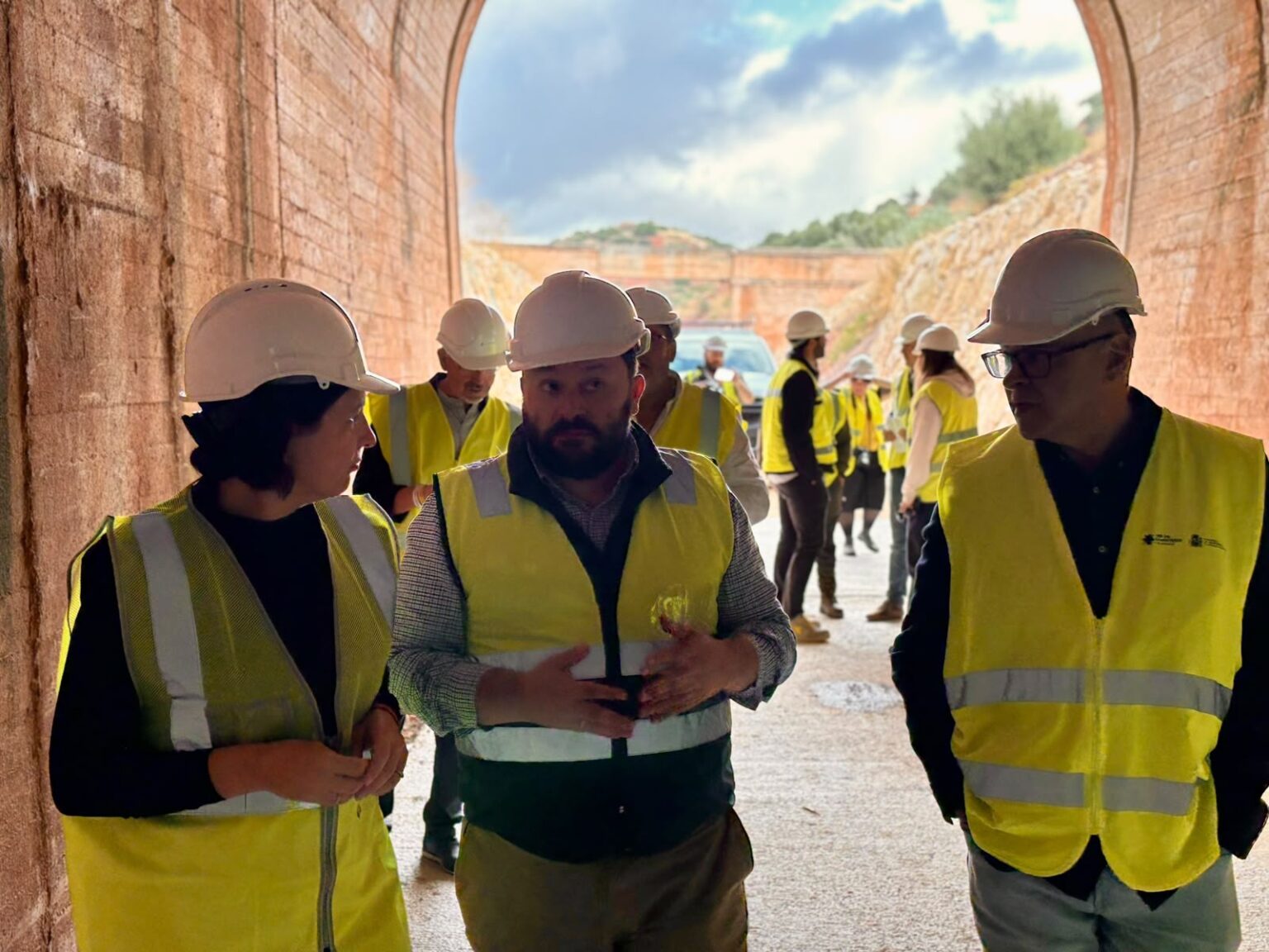 Visita técnica a uno de los túneles de la Vía Verde de Segura en obras