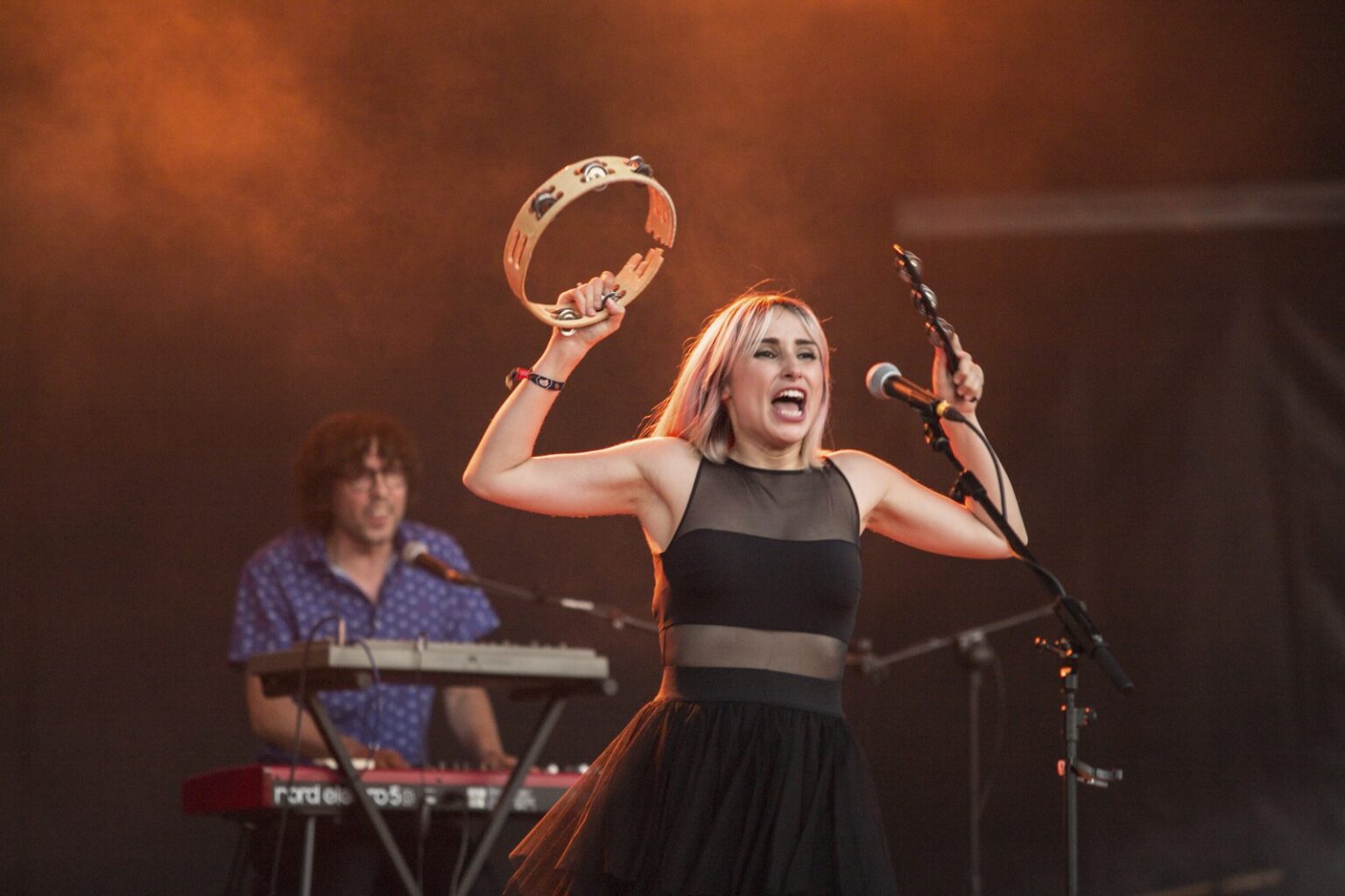 La cantante Zahara actuando en directo en un festival